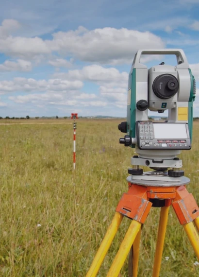 Geodeetiline tahhümeeter maastikul – topogeodeetilised mõõdistused ja geodeesia teenused GeoMapilt Eestis