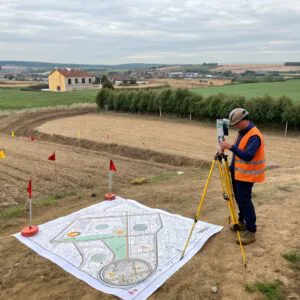 Геодезическая разбивка участка по плану — вынос в натуру проекта территории и контроль рельефа на местности в Эстонии